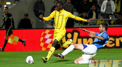 אנטבי גולש לעבר קונאטה. כמעט 20 שנים ביניהם (שי לוי)