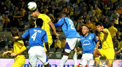 אלברמן מגיע ראשון לכדור קרן. קהת היה כל כך מוכן (שי לוי)