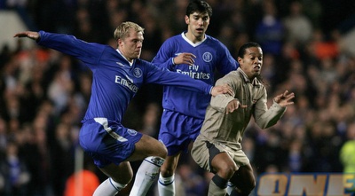 רונאלדיניו בורח מגודיונסן ופריירה באותו משחק מפורסם (GettyImages) רונאלדיניו בורח מגודיונסן ופריירה באותו משחק מפורסם (GettyImages)