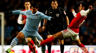 סרחיו אגוארו מנסה לחמוק ממיקל ארטטה (GettyImages)