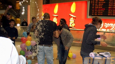 השמפניה מותזת (משה חרמון)