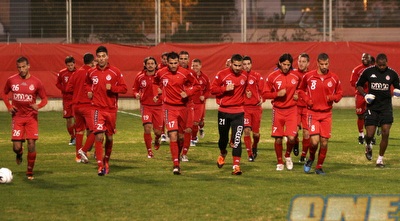 שחקני הפועל ת&qout;א באימון (דרור רוזנפלד) שחקני הפועל ת&qout;א באימון (דרור רוזנפלד)