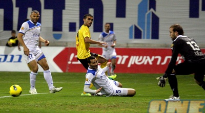 חסארמה, שיר צדק וכליבאת מביטים על הכדור (משה חרמון) חסארמה, שיר צדק וכליבאת מביטים על הכדור (משה חרמון)