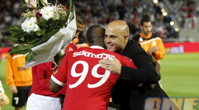 יוסי אבוקסיס מקבל חיבוק אוהב מטוטו תמוז (יוסי ציפקיס) יוסי אבוקסיס מקבל חיבוק אוהב מטוטו תמוז (יוסי ציפקיס)