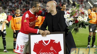 יוסי אבוקסיס מקבל חולצה מוואליד באדיר (יוסי ציפקיס) יוסי אבוקסיס מקבל חולצה מוואליד באדיר (יוסי ציפקיס)