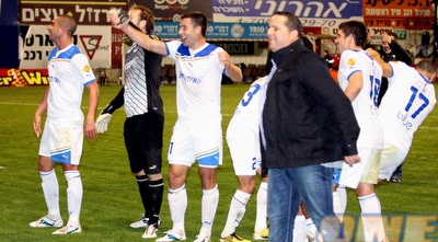 רן בן שמעון ושחקני קרית שמונה. מצפה למשחק קשה (משה חרמון)