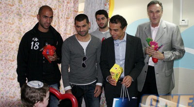 גל שיש, סלים טועמה ושי אבוטבול מחלקים הפתעות (דרור רוזנפלד) (ONE)