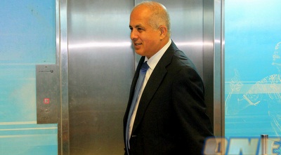 אבי לוזון. &qout;מי שלא רואה כתובת על הקיר, אין לו עיניים&qout; (יניב גונן)