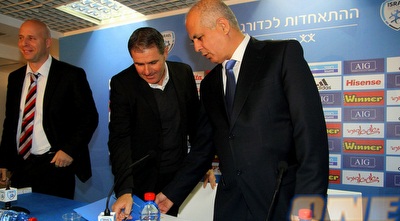 לוזון וגוטמן עם העט והמסמכים (יניב גונן)