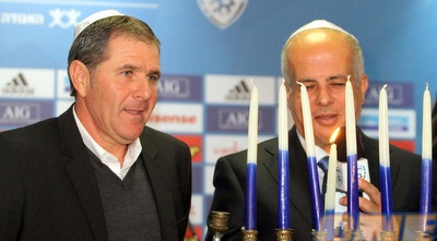 לוזון מדליק נרות (יניב גונן)