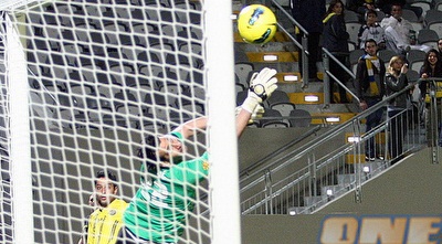 אוהד כהן הודף את הבעיטה של יצחקי (משה חרמון) אוהד כהן הודף את הבעיטה של יצחקי (משה חרמון)