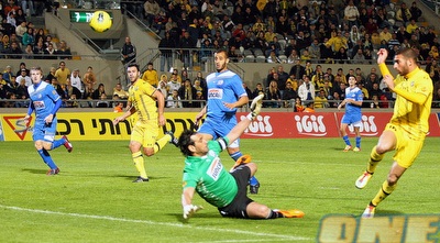 הכדור של עטר בדרך לשער (משה חרמון) הכדור של עטר בדרך לשער (משה חרמון)