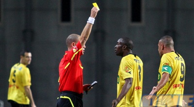 לירן וקסברגר מראה לטופי את הכרטיס צהוב (שי לוי)