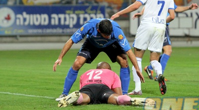 בן מוחא מגן על אג´ידה (יניב גונן)