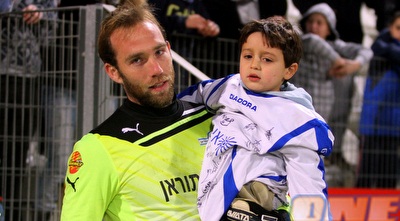 דני עמוס עם הדור הצעיר של אוהדי ק&qout;ש (יניב גונן)