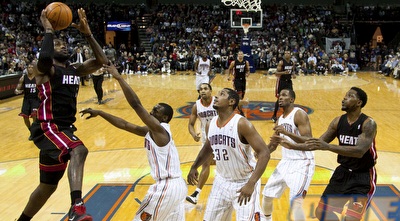 לברון ג&acute;יימס עולה מעל שחקני שארלוט (רויטרס)