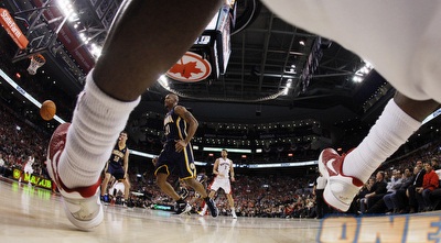 אמיר ג&acute;ונסון נופל על הצלם (רויטרס)