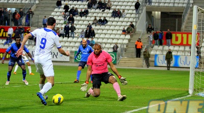 אזולאי כמעט מכניע את אג´ידה (יניב גונן) אזולאי כמעט מכניע את אג´ידה (יניב גונן)