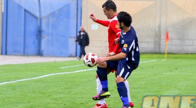 קרלוס צ´קאנה שומר על הכדור (יניב גונן)