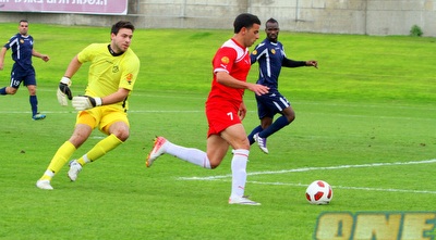 אביב עזריה חולף על פני ארקין. החטיא מזווית קשה (יניב גונן)