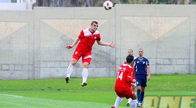 ולדימיר בראון נוגח את הכדור (יניב גונן)