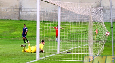 רם שטראוס צופה בראשון של חמו נכנס פנימה (יניב גונן)