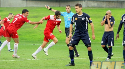 שחקני ר&qout;ג חוגגים עם אופיר חמו (יניב גונן)