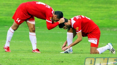 חמו מקבל תמיכה מצ´קאנה לאחר השער בעת קשירת שרוכים (יניב גונן)