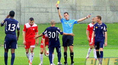 רוג´ר רפאל רואה את הכרטיס הצהוב (יניב גונן)