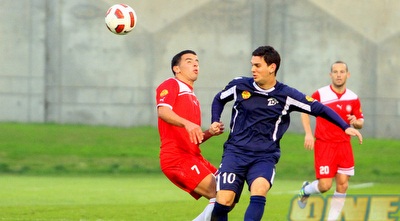 יוני רביבו עם הכדור (יניב גונן)