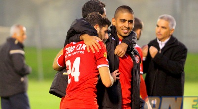 שחקני ר&qout;ג חוגגים עם אופיר חמו בסיום (יניב גונן)