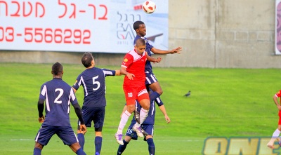 טל מאיר עולה לכדור גובה (יניב גונן)