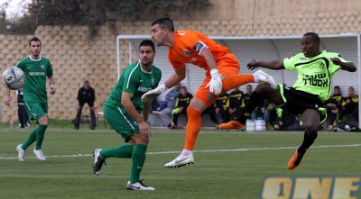 רון שושן יוצא לכדור מול זיו מלסה (איתי ישראל)