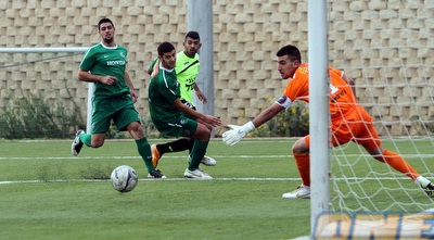 הכדור של רועי זכרי מתגלגל החוצה (איתי ישראל)