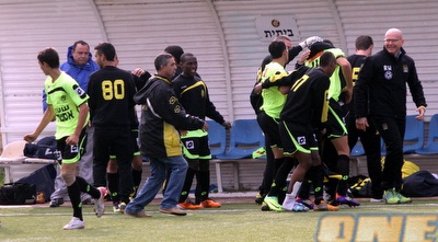 שחקני ואנשי טוברוק חוגגים שער יתרון מאוחר (איתי ישראל)