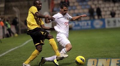 ישראל זגורי מנסה לשמור על הכדור מול טובראנו פינאס (איתי ישראל)