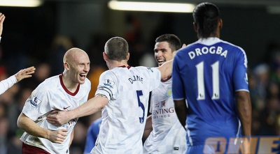 שחקני וילה חוגגים ליד דרוגבה (GettyImages)