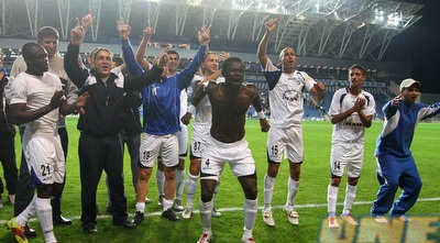 שחקני הפועל פ&qout;ת חוגגים בטירוף (שי לוי)