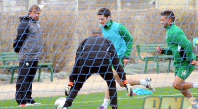 אלישע מתבונן בתמיר כהן באימון (משה חרמון)