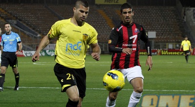 עאהד עזאם שומר על קובי מויאל (יוסי ציפקיס)