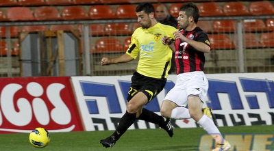 עדן נחמני מנסה לעבור את אושרי רואש (יוסי ציפקיס)