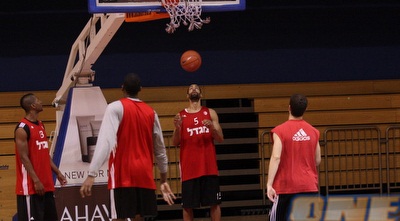 רנדל מלהטט באימון הפועל י-ם (גיא בן זיו)