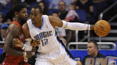 דווייט הווארד חודר על אמיר ג´ונסון (רויטרס)