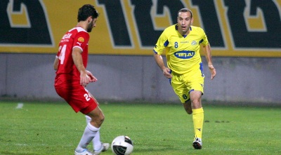 אופיר חמו מול ערן בן הרוש. ר&qout;ג שולטת במגרש (משה חרמון)