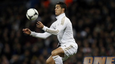 כריסטיאנו רונאלדו מנסה להשתלט על הכדור (רויטרס) כריסטיאנו רונאלדו מנסה להשתלט על הכדור (רויטרס)