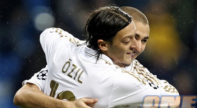 קארים בנזמה חוגג עם מסוט אוזיל (רויטרס)