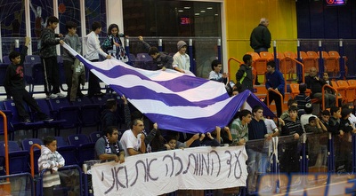 אוהדי נהריה באולם היפה בליגה (עמית מצפה) אוהדי נהריה באולם היפה בליגה (עמית מצפה)