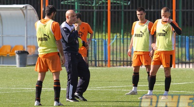 יוסי אבוקסיס והשחקנים: &qout;זה המשחק הכי חשוב שלנו העונה&qout; (שי לוי) יוסי אבוקסיס והשחקנים: &qout;זה המשחק הכי חשוב שלנו העונה&qout; (שי לוי)