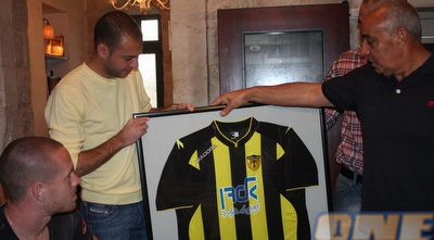 ברוכיאן עם החולצה הממוסגרת שקיבל למזכרת (גיא בן זיו) ברוכיאן עם החולצה הממוסגרת שקיבל למזכרת (גיא בן זיו)