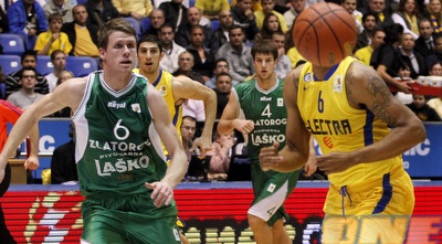 הכדור מסתיר את הראש של דווין סמית´ (יוסי ציפקיס) הכדור מסתיר את הראש של דווין סמית´ (יוסי ציפקיס)